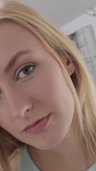 Sora vitregă plictisită Alexa Grace prinsă masturbându-se