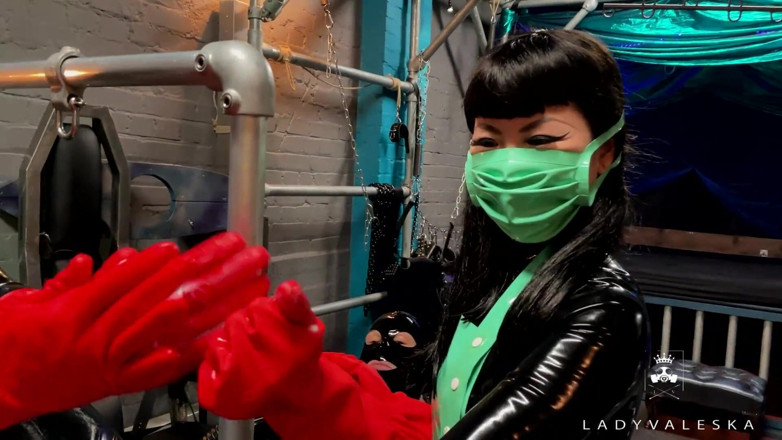 Lady Valeska: Latex nurses fist their gimp