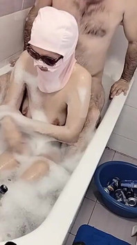 Casal amador tomando banho, esposa com buceta peluda, bunda grande, peitões.