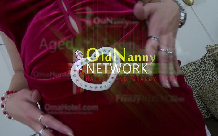 Old Nanny: OLDNANNY - 疯狂的热辣熟女moni用她的玩具变得狂野