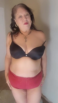 J’ai passé une journée merveilleuse ! Maintenant, je me déshabille, je me masturbe, je fais pipi et je mets ma chemise de nuit