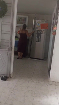 Canı sıkılan erkek arkadaşı onu yarağını emmeye ikna etmeye çalışırken Keilimar evi temiziyor ama sonunda çılgınca bir şey oluyor