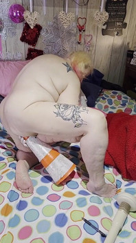 Futând acel con anal în stil lărgindu-i fundul lui Miles
