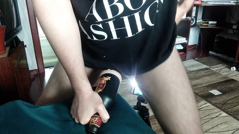 Hot guy solo: Білий гей трахає кишенькову кицьку, стогне і кінчає всередину