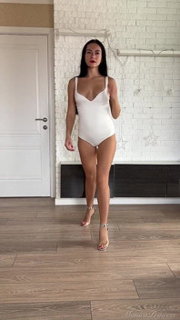 Elle essaye des bikinis salopes pour une soirée piscine