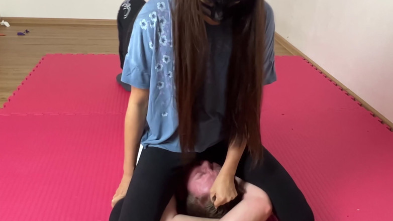 Mean Asian Wife: 펨돔 레슬링 매트에서 얼굴 을 빨아