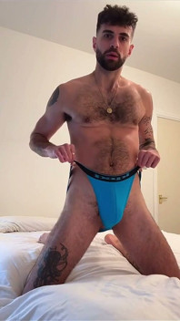 Aku lagi asik muasin memekku sendirian pakai papi jockstrap warna biruku