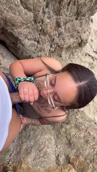 Marley Bee zuigt lul op Ocean Beach in San Francisco