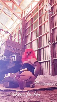 Femboy fickt arsch im traktor