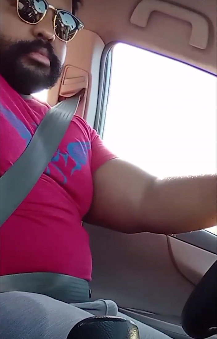 Eddie Venezuela: Son beau-père te conduit en te massant la bite