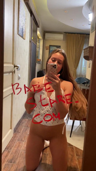 Hermosa chica posando desnuda para nosotros