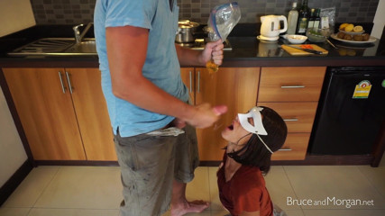 Bruce-and-Morgan: Inondato di pipì