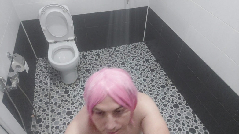 Kitty_Cross: Дупа транссексуала, біле смачне пишне тіло фліртує на підлозі ванної кімнати