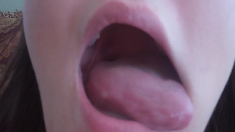 Sexy Amateurz: वह क्लोज अप में अपनी सुंदर जीभ दिखा रही है