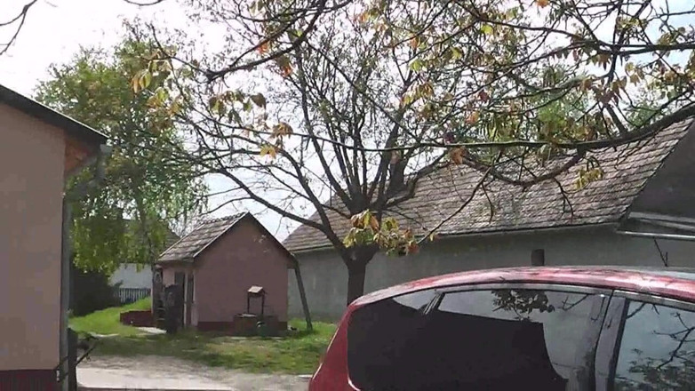 Popp Sylvie: I am pissing on my car