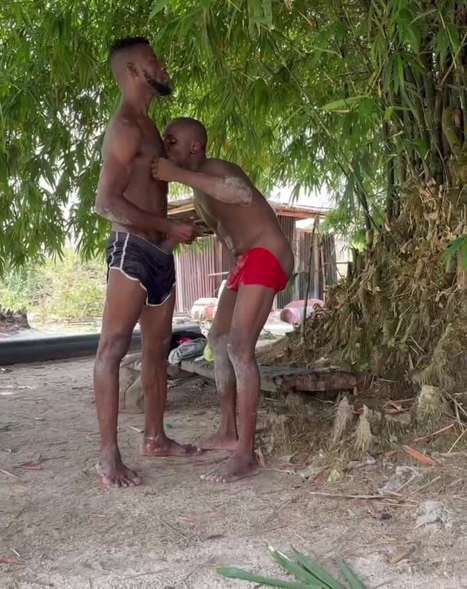 Purplecum: Neukte hem bij de rivier