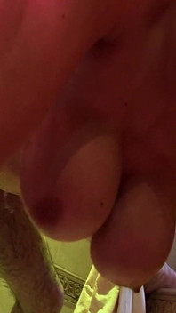 Sonsuz trios sahne 1_busty sarışın orta yaşlı seksi kadınlar alicia rhodes&brooke jameson küvette giyinik üçlü seks yapıyor