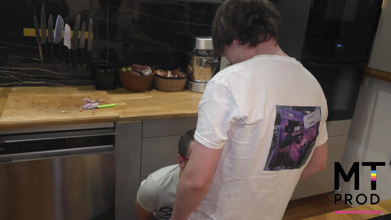 MT gay prod: Můj nevlastní syn přišel ke mně do kuchyně a požádal...