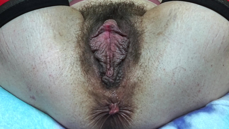 LunaXscorpia: 털이 무성한 라틴계 밀프가 그녀의 육덕 부시 보지를 깊숙이 피스팅한 다음 두꺼운 파란색 딜도로 뻗어 - 익스트림 젖은 클로즈업