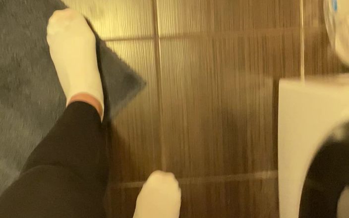 Feet: Plimbare în șosete albe