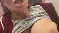 Arriesgada masturbación en baño público meando