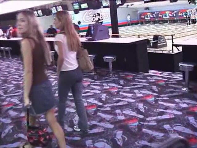 2 Girls 1 Guy: Dvě nadržené teenagerky skákají na chlapově péru