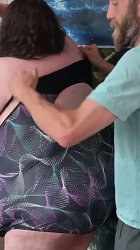 타이트한 수영복을 입고 섹시한 SSBBW 돕기