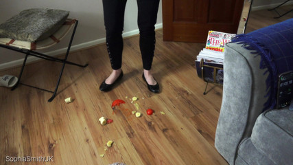 SophiaSmithUK: 지저분한 웨이트리스가 음식을 먹어