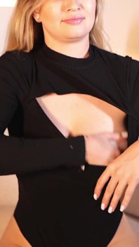 Cô ấy cởi bỏ bộ bodysuit gợi cảm của mình và bắt đầu thủ dâm