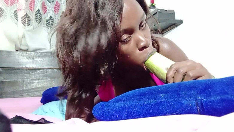 Ebonyschat: Alexa的大蔬菜口交玩具 - 一大嘴绿色