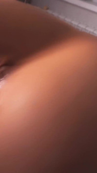 Mager meisje met grote kont neukt op zijn hondjes en krijgt sperma binnen