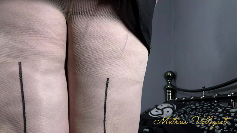 Mxtress Valleycat: You're only good for worshiping my seams