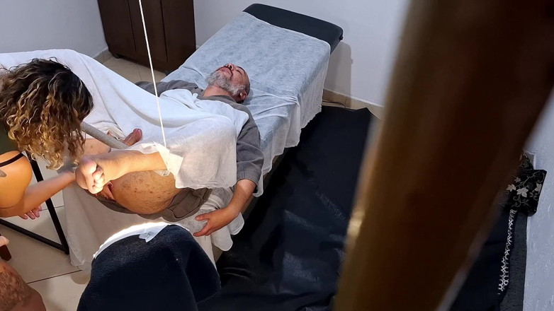 Gabi SweetCouplesStories: Šel za doktorem, aby mu vyšetřila prostatu, ale doktor mu...