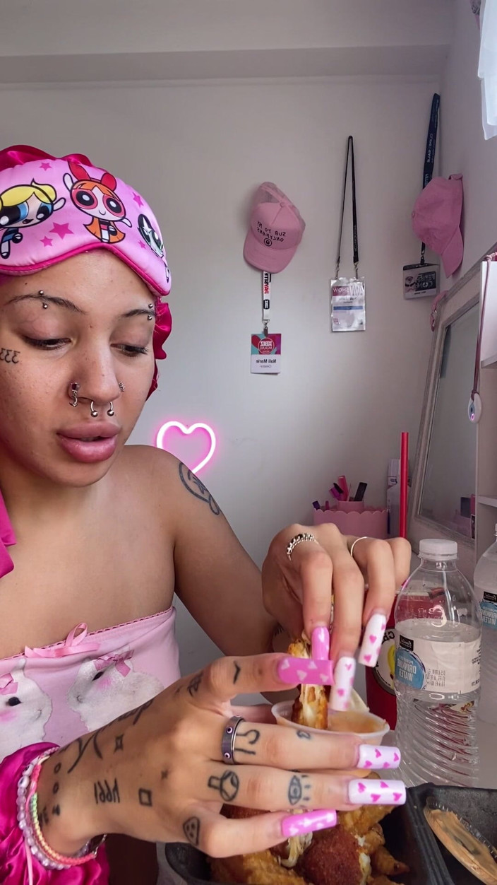 Nali Marie: Sploshing Food Facestuffing Overeating Mukbang Eating Hot Food Chicken Sauce...