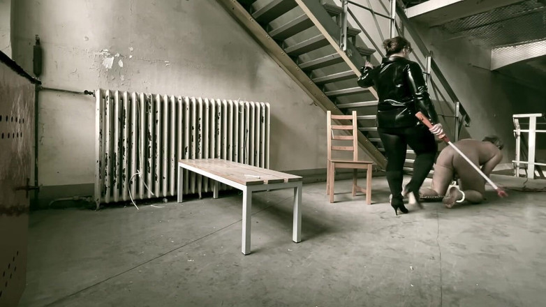 Mistress April: Dominatrice Padrona Aprile pulisce nella cella 45