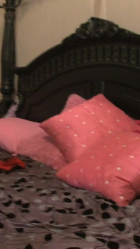 Blond sötnospaj stönar av nöje medan hon får en hård smäll