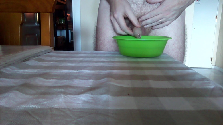 Sex hub male: จอห์นฉี่ลงชามสีเขียวบนโต๊ะ
