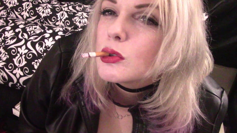 Smoke Temptress Annie Vox - Smoking Fetish: Fum roșu Marlboro atârnând