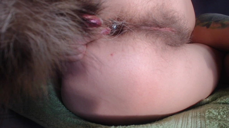 Risky Hairy Couple: Дівчина грає зі своєю волохатою дупою-хвостом