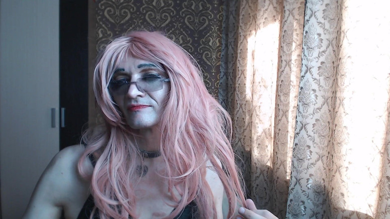 violet_bisex: Снимите трусики и возьмите их все в рот.