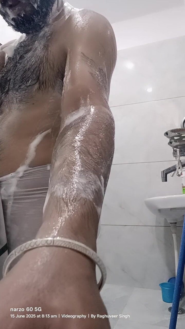 Rajasthani-old-lover: Мужчина дези наслаждается водой