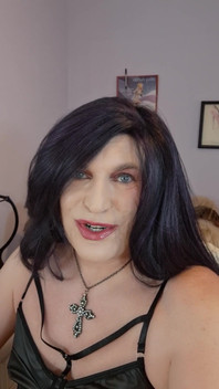 Çok Küçük Ve Topallaştım Ama Hala Bacaklarımı açıp Yalamayı Seviyorum!