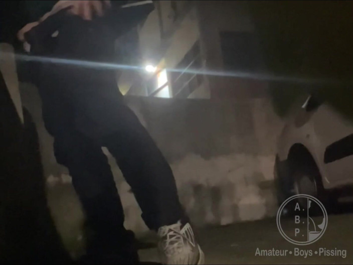 AmateurBoysPissing: Хлопця-аматора спіймали за писанням на вулиці після вечірки