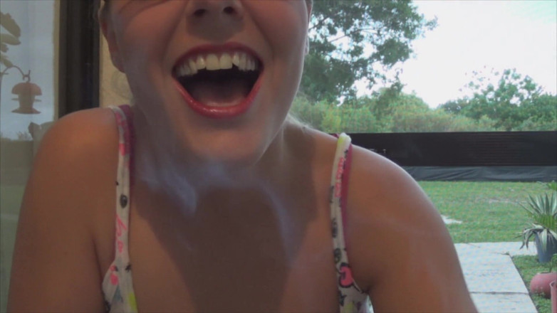 Tropical Lust: Kendra fumando instrucciones de paja