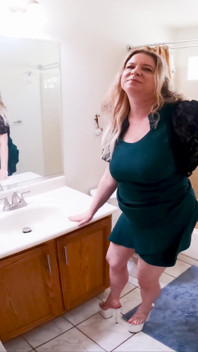 Milf se folla a su hijastro en el baño camino al trabajo por la mañana