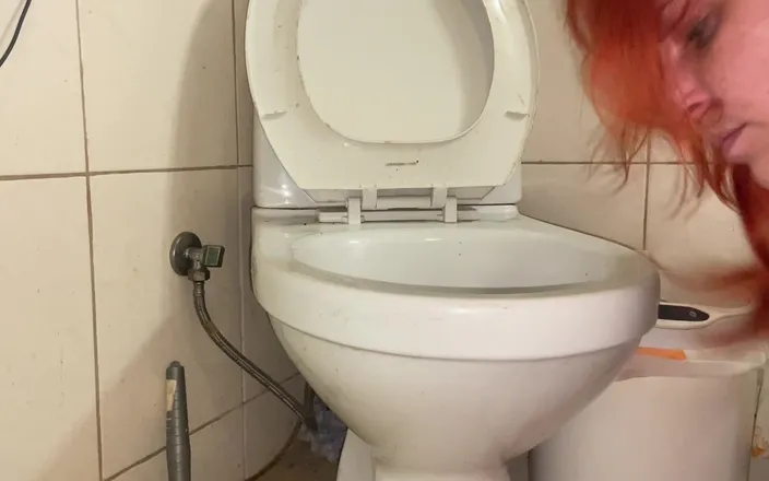 Elena917: Toilet Licking and Humping