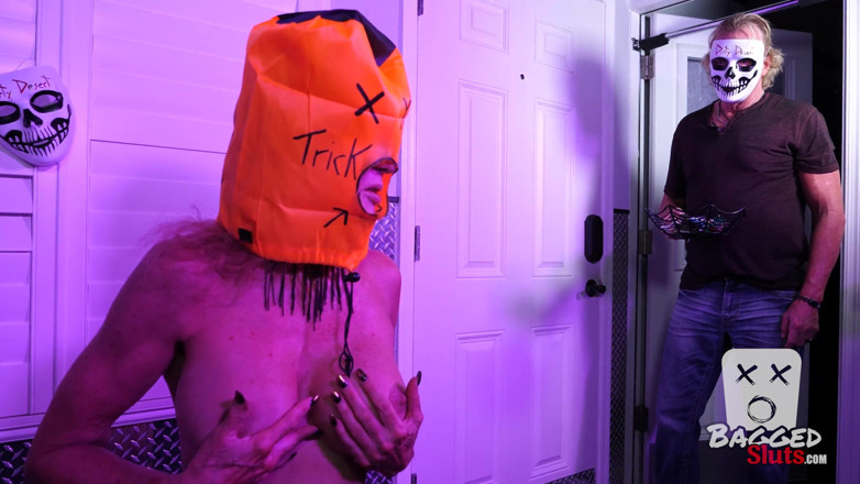 Dirty Desert Productions: Trick or treat: Slutty housewife sucks off 3 neighbors on Halloween