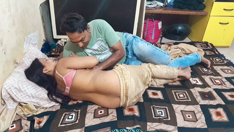 Hot Indian Aunty: Романтическая ночь красивой индийской милфы с ее муженьком