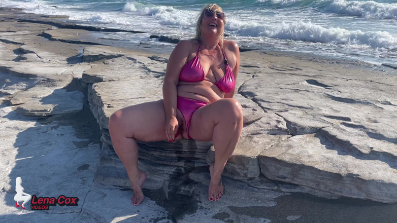 Lena Cox: Bikini Nympho Onanerar På Stranden - Riskabla Sprutande Orgasmer