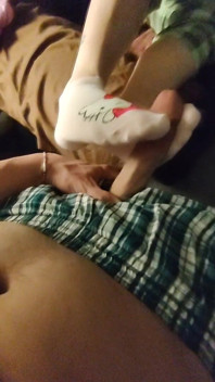 Hello Seksi Merah Jambu – Sockjob Kitty & Handjob Stoking